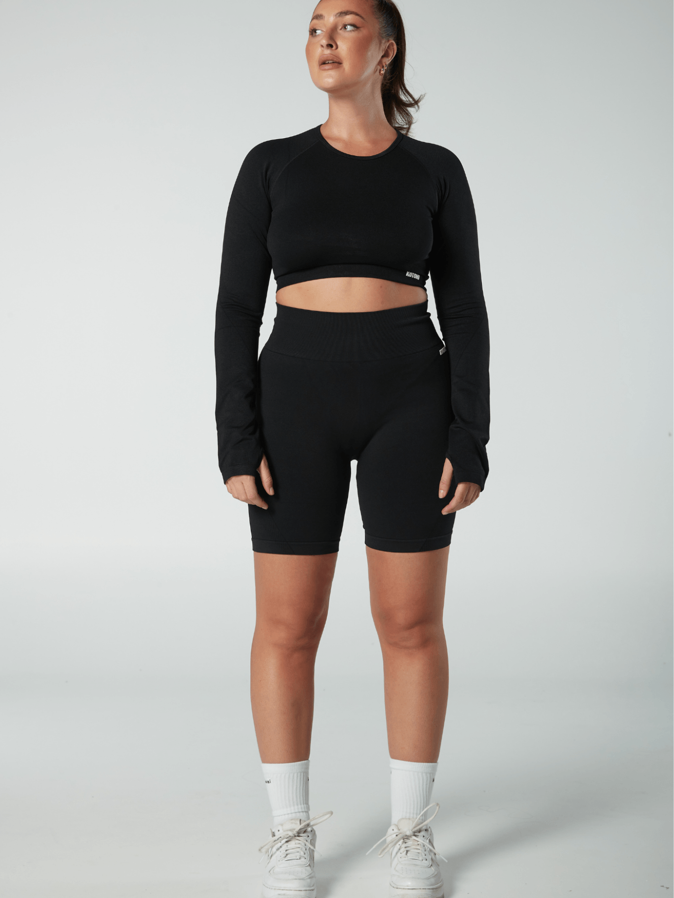 Verve Long Sleeve Crop Top / Black - Kotomi Active